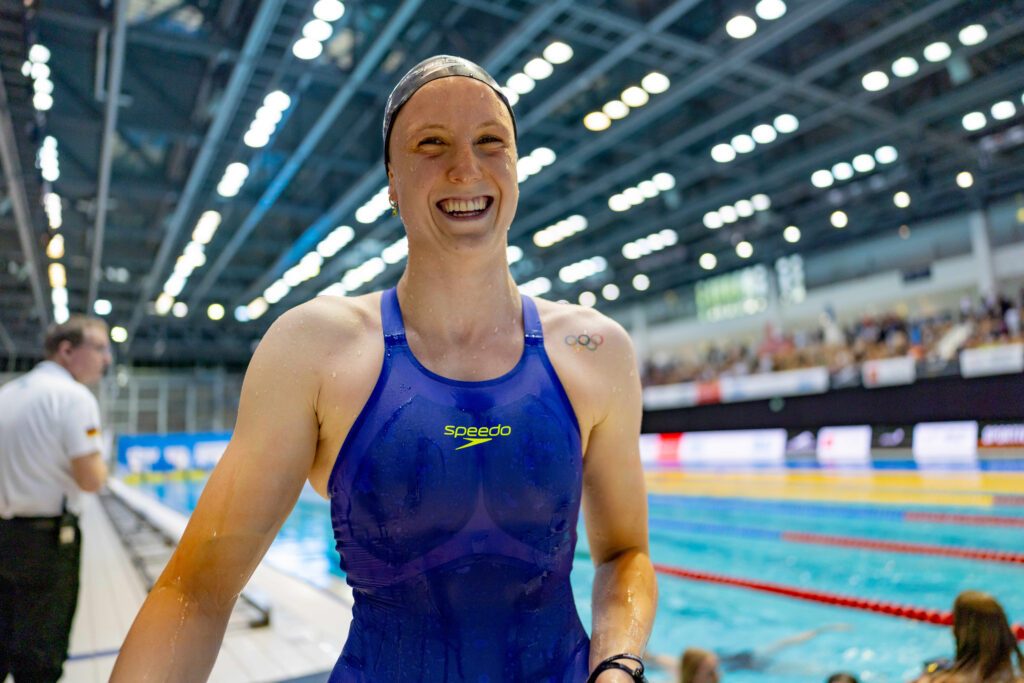 Schwimmerin Isabel Gose lächelt bei den Deutschen Meisterschaften 2026 in Berlin in die Kamera