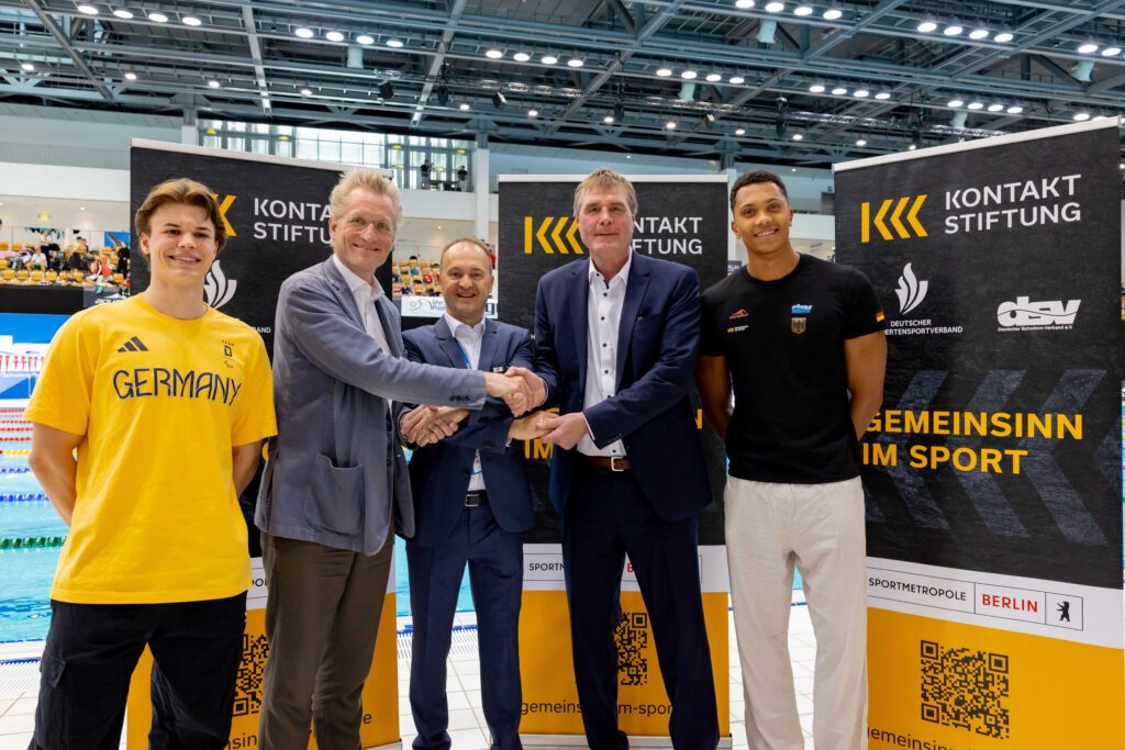 Gruppenfoto mit Paralympics-Sieger Taliso Engel, DSV-Vorstand Jan Pommer, Dr. Peter Unmüßig als Vorstand der Kontakt Stiftung, DBS-Präsident Hans-Jörg Michels und Schwimmer Melvin Imoudu anlässlich der Unterzeichnung einer Kooperation zwischen DSV und DBS für mehr Gemeinsinn im Sport