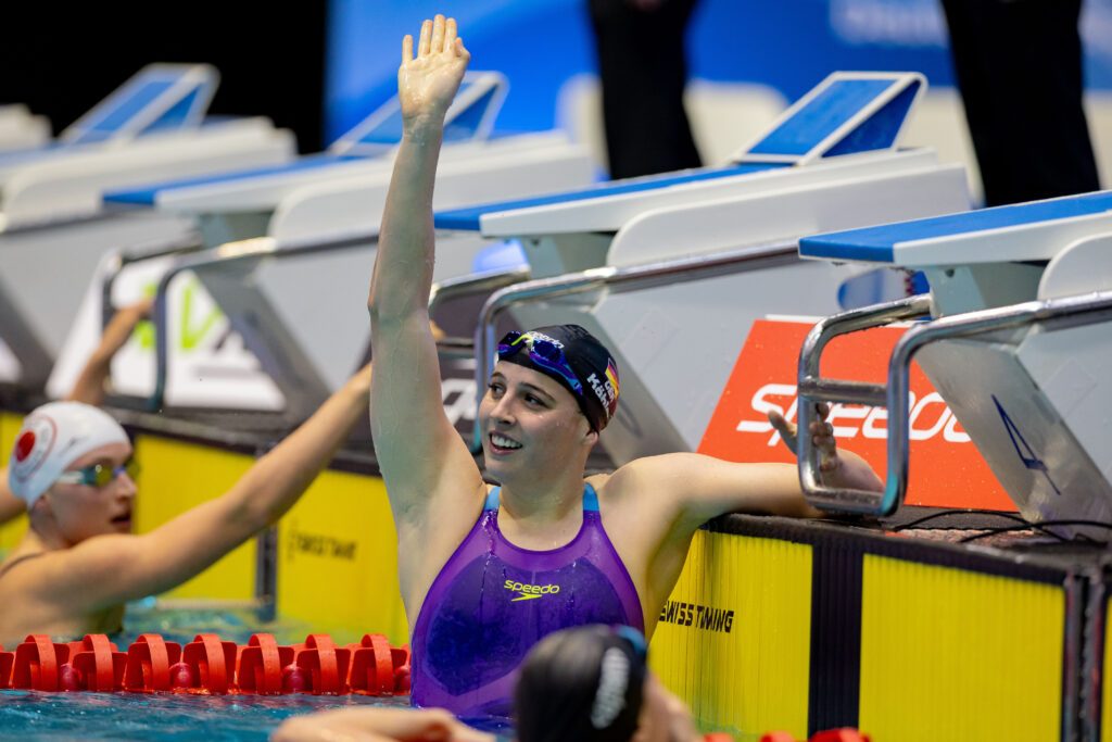 Schwimmerin Angelina Köhler reckt den Arm in die Höhe und bejubelt ihren Deutschen Meistertitel 2026 über 100m Schmetterling
