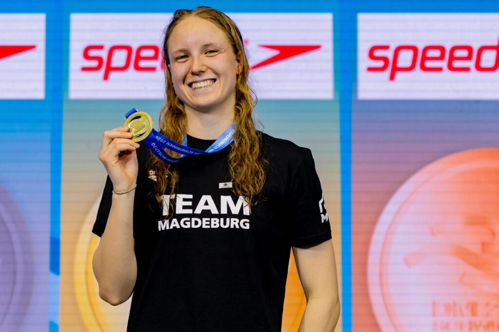 Schwimmerin Isabel Gose vom SC Magdeburg zeigt ihre Goldmedaille von den Deutschen Meisterschaften 2026 in Berlin