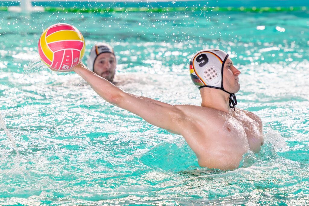 Wasserballer Vukasin Simic aus Deutschland beim Torwurf im Weltcupspiel 2026 gegen China