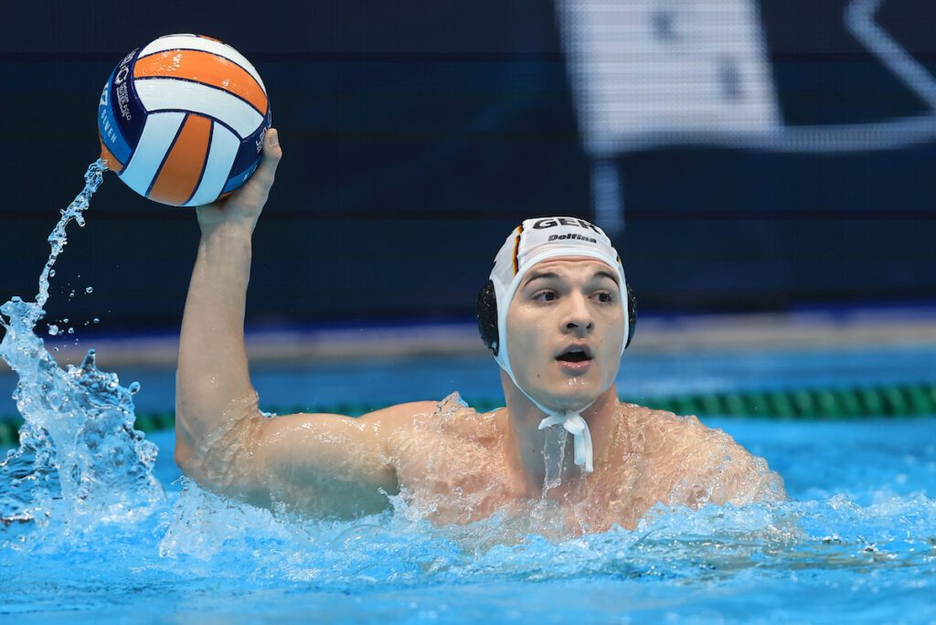 Wasserballer Zoran Bozic aus Deutschland mit dem Ball im EM-Spiel 2024 gegen Malta