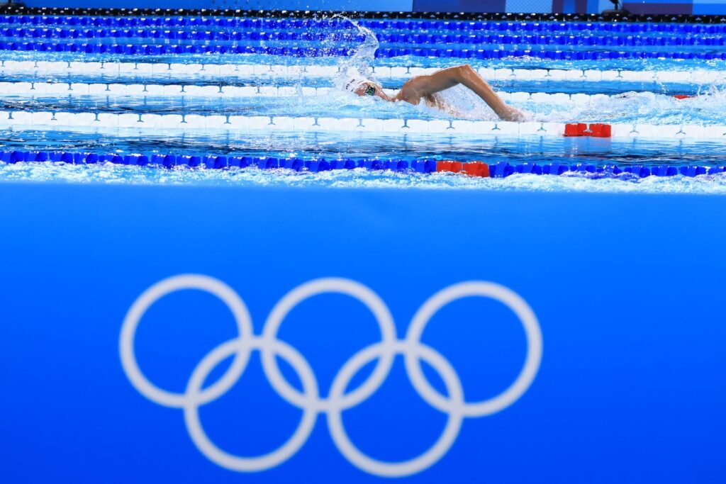 Ein Schwimmer schwimmt in den Vorläufen über 1500m Freistil bei den Olympischen Spielen 2024 in Paris