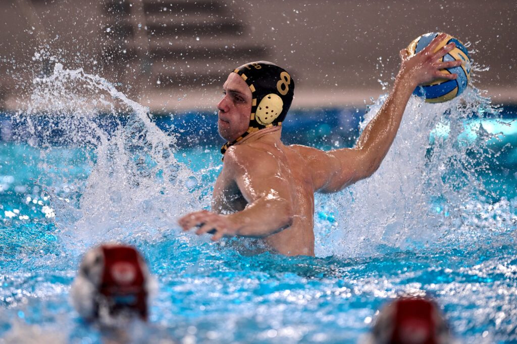 Wasserballer Lennox Metten vom ASC Duisburg wirft den Ball in der Bundesligapartie gegen den SV Cannstatt
