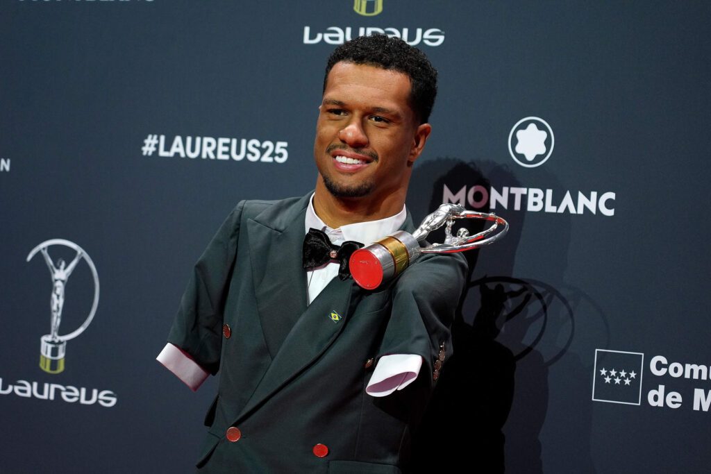 Para Schwimmer Gabriel Araujo aus Brasilien mit seiner Trophäe bei den 2026 Laureus World Sport Awards, wo er als Behindertensportler des Jahres ausgezeichnet wurde