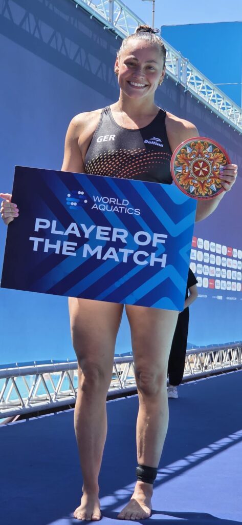 Wasserballerin Belén Vosseberg aus Deutschland zeigt nach dem Weltcupspiel gegen Malta 2026 ihre Auszeichnung als Spielerin des Spiels