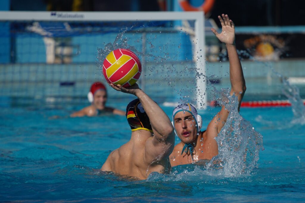 Wasserballer Yannek Chiru aus Deutschland mit dem Ball in der Weltcup-Partie 2026 gegen Australien