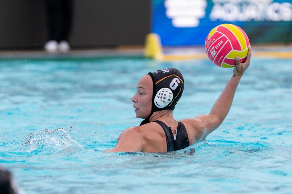 Deutschlands Kapitänin Gesa Deike wirft den Ball beim Wasserball-Weltcup 2026 im Spiel gegen Russland