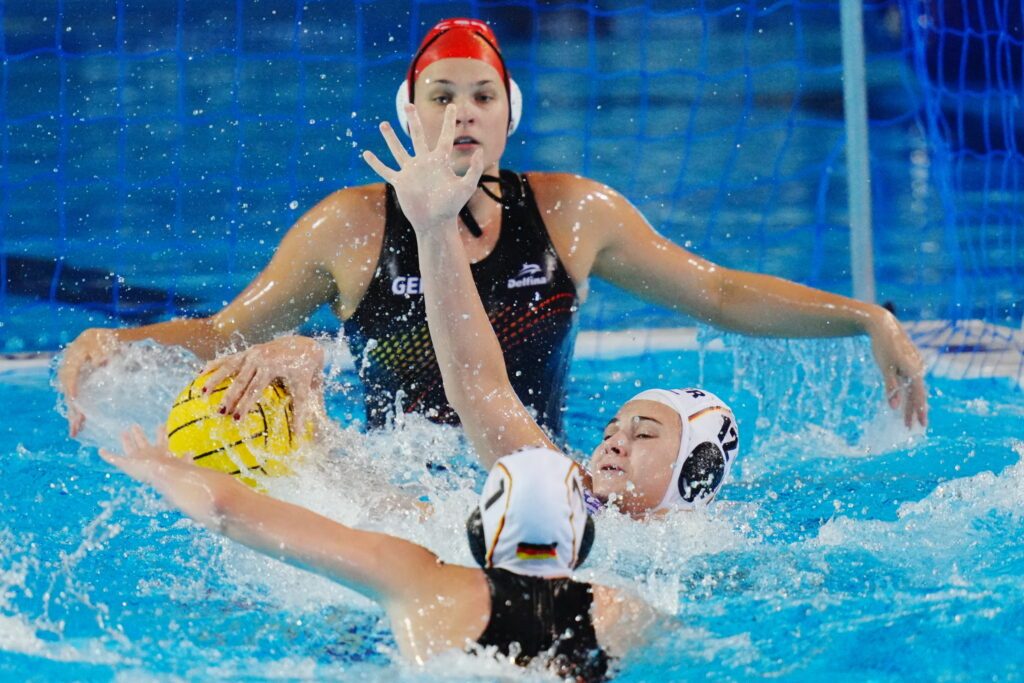 Drei deutsche Wasserballerinnen bei der EM 2026, eine von ihnen ist Torhüterin Darja Heinbichner
