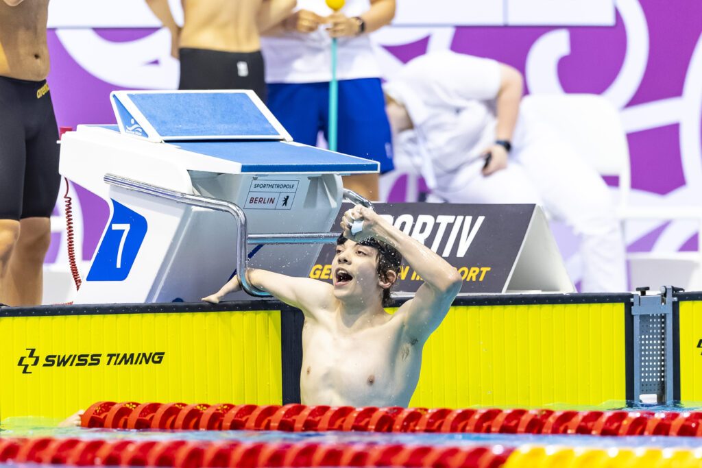 Ein Schwimmer jubelt ausgelassen im Becken bei den Internationalen Deutschen Meisterschaften im Para Schwimmen 2025 in Berlin