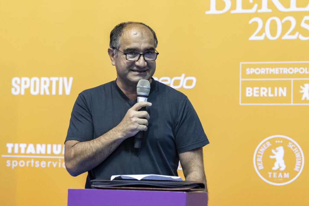 Özcan Mutlu, Präsident des Behinderten- und Rehabilitations-Sportverbandes Berlin, hält eine Rede bei den Internationalen Deutschen Meisterschaften im Para Schwimmen 2025 in Berlin