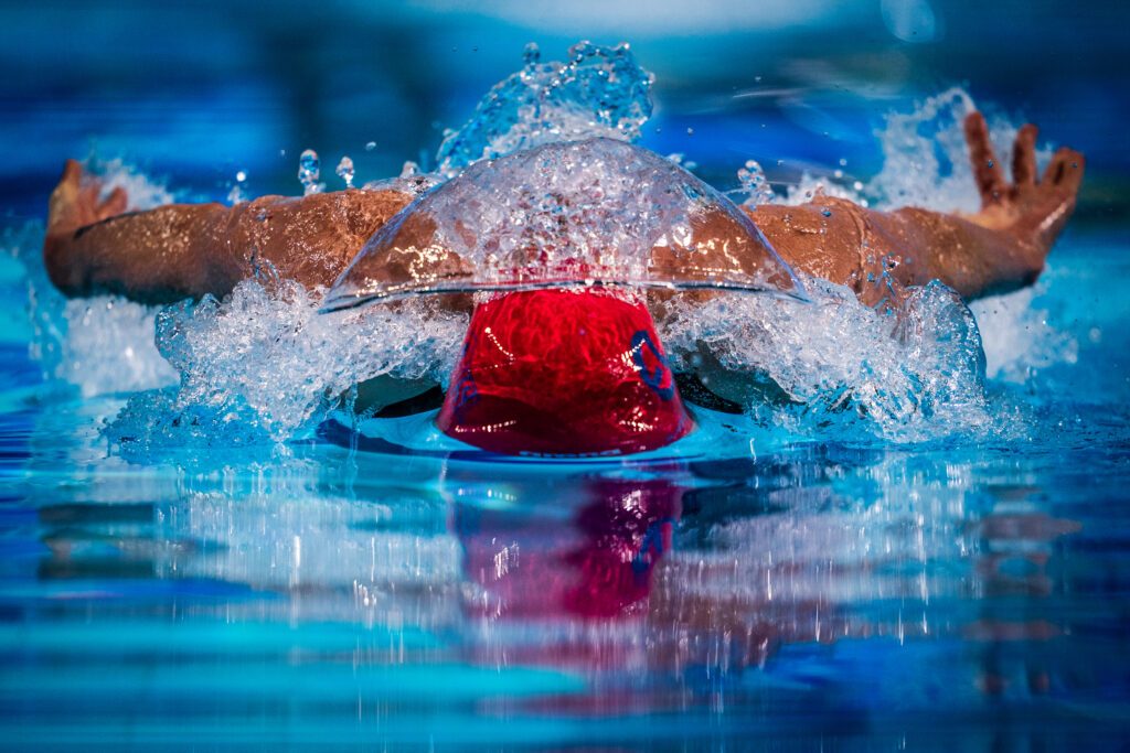 Ein Mann schwimmt Schmetterling mit WASSERBLASE