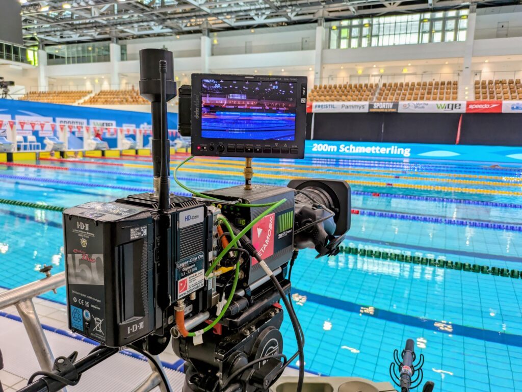 Eine Fernsehkamera am Beckenrand bei den Deutschen Meisterschaften 2026 im Schwimmen in Berlin