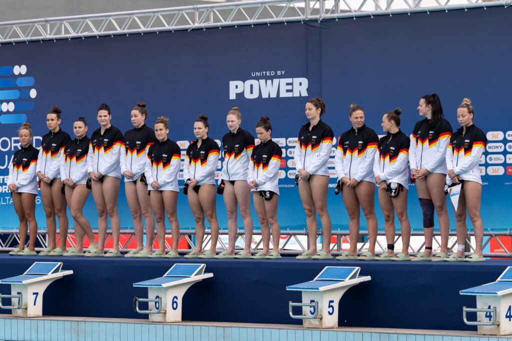 Die deutschen Wasserballerinnen bei der Nationalhymne beim Weltcupspiel 2026 gegen Russland