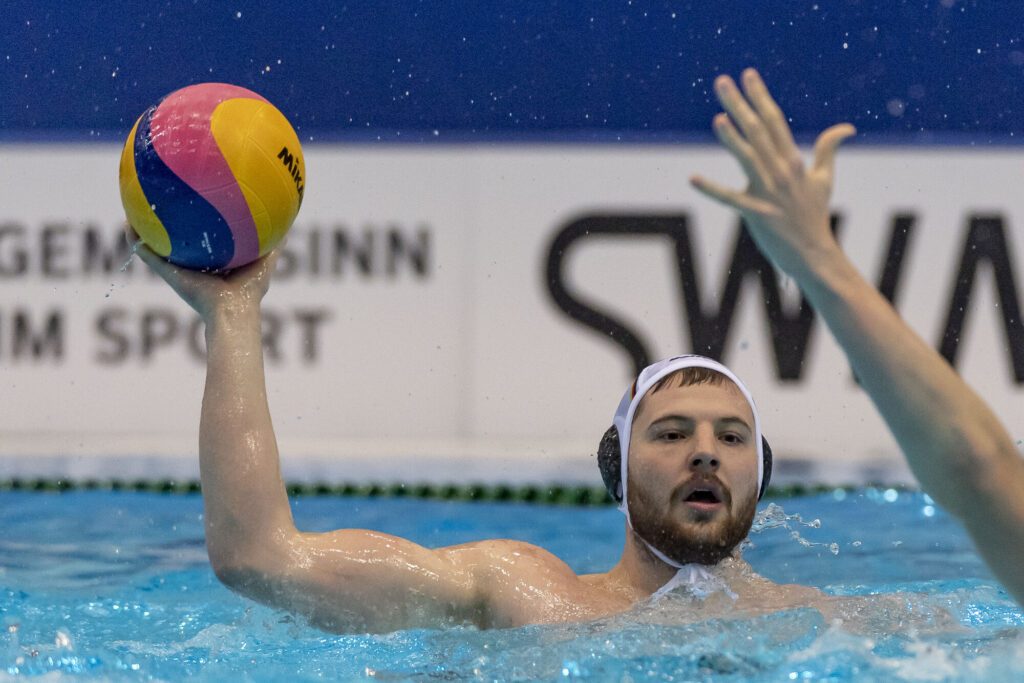 Wasserball-Nationalspieler Denis Strelezkij aus Deutschland mit dem Ball beim Weltcup-Spiel 2023 gegen Kasachstan