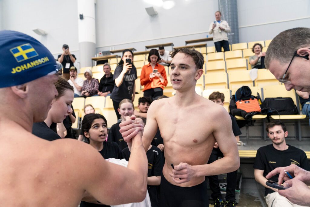 Johannes Liebmann wird zum Europarekord in Stockholm beglückwünscht