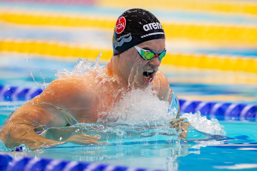 Taliso Engel schwimmt