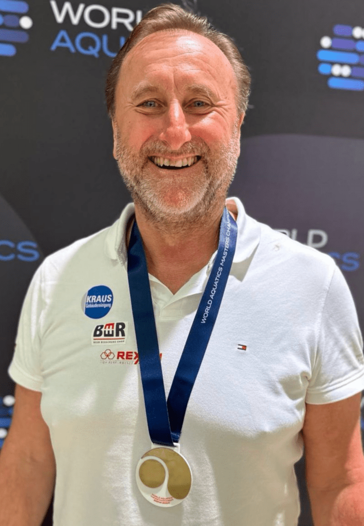 Wasserballer Uwe Sterzik mit seiner Medaille von der Masters-WM aus Doha 2024