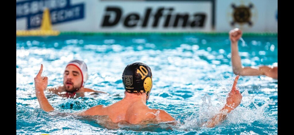 Wasserballer Elias Metten vom ASC Duisburg jubelt nach einem Treffer im Wasser