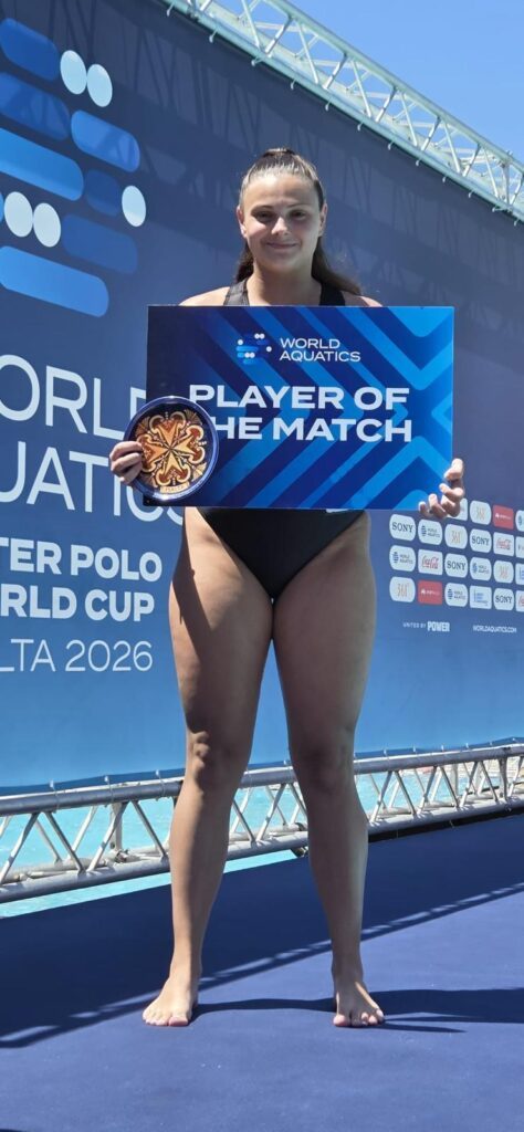 Wasserballerin Georgia Sopiadou aus Deutschland posiert mit ihrer Auszeichnung als Spielerin des Spiels beim Weltcup gegen Kasachstan