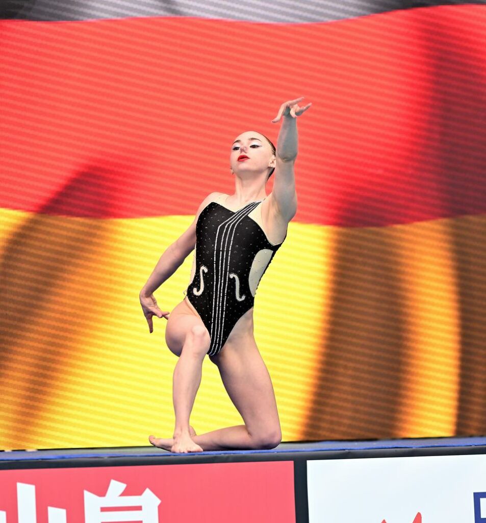 Synchronschwimmerin Klara Bleyer aus Deutschland kurz vor dem Start beim Weltcup in Paris 2026 im Solo