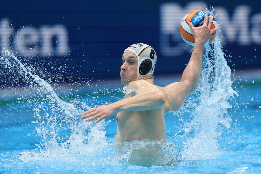 Wasserballer Yannek Chiru aus Deutschland wirft den Ball im EM-Spiel 2024 gegen Malta