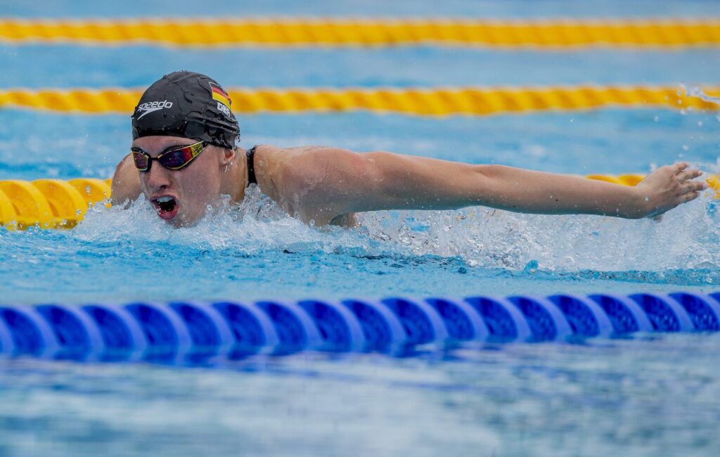 Yara Fay Riefstahl schwimmt Schmetterling
