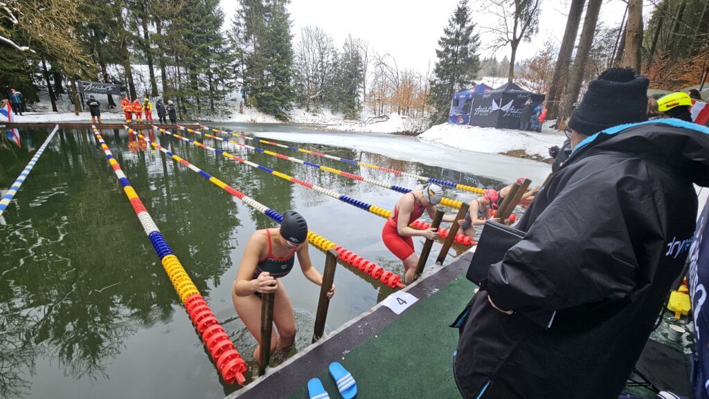 Eisschwimmerinnen beim Rückenstart bei den Zollhaus Open 2026 im Erzgebirge