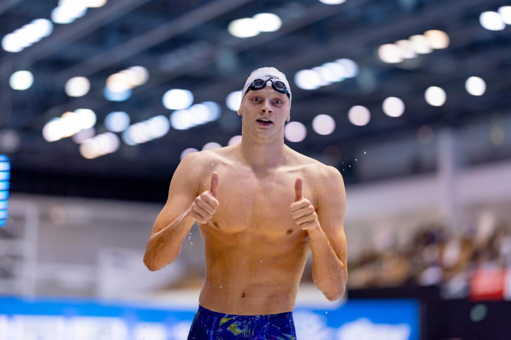 Schwimmer Björn Kammann aus Hamburg zeigt nach einem erfolgreichen Rennen beiden Deutschen Meisterschaften 2026 in Berlin beide Daumen nach oben