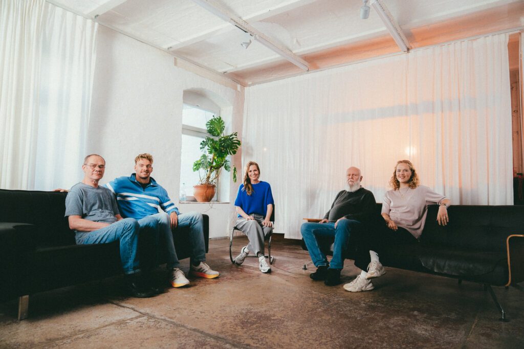 Gruppenfoto anlässlich der Anti-Doping-Kampagne "Dein Sport. Deine Entscheidung." der Nationalen Anti Doping Agentur, von links: Ex-DDR-SPortler Andreas Krieger, Schwimmer Josha Salchow, Moderation Julia Kleine, Ex-DDR-Sportler Thomas Götze und die ehemalige Fechterin Lea Krüger