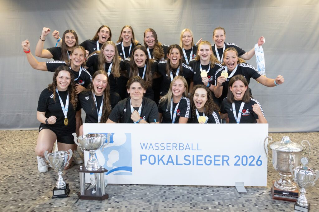 Gruppenfoto der Wasserballerinnen der Wasserfreunde Spandau 04 als Siegerinnen des DSV-Pokals 2026
