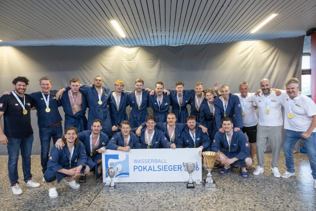 Gruppenfoto der Wasserballer von Waspo 98 Hannover als Sieger des DSV-Pokals 2026