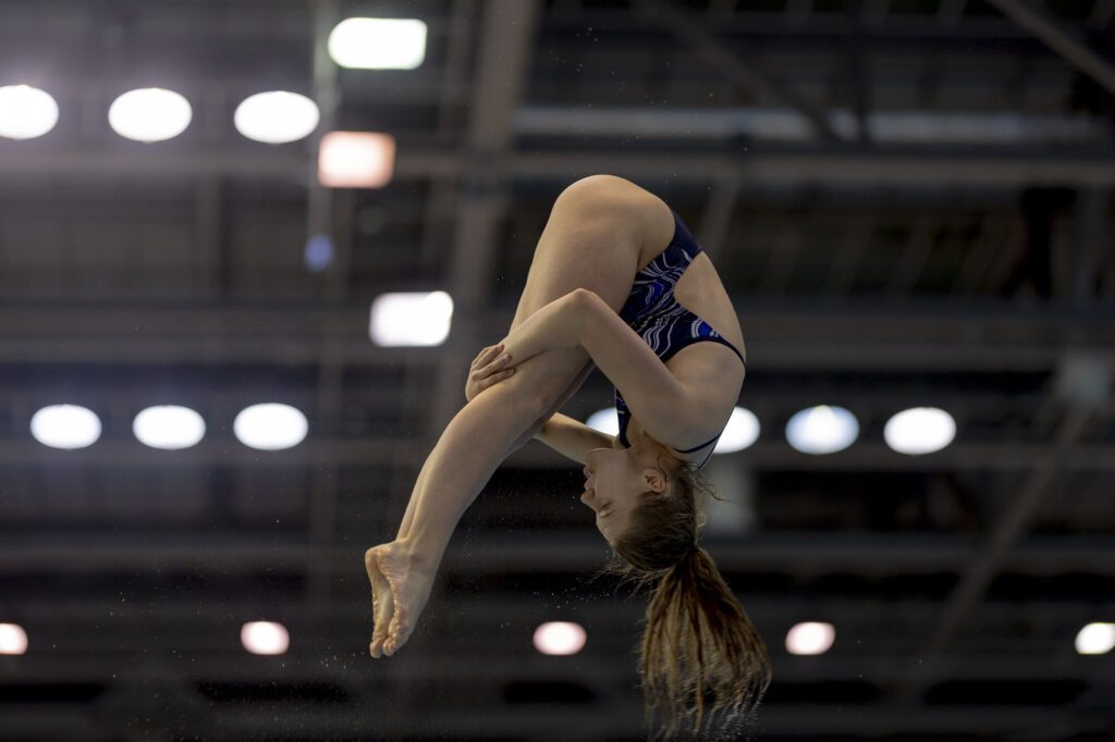 Wasserspringerin Emily Deml vom SV Halle beim Salto bei den Deutschen Meisterschaften 2024 in Berlin