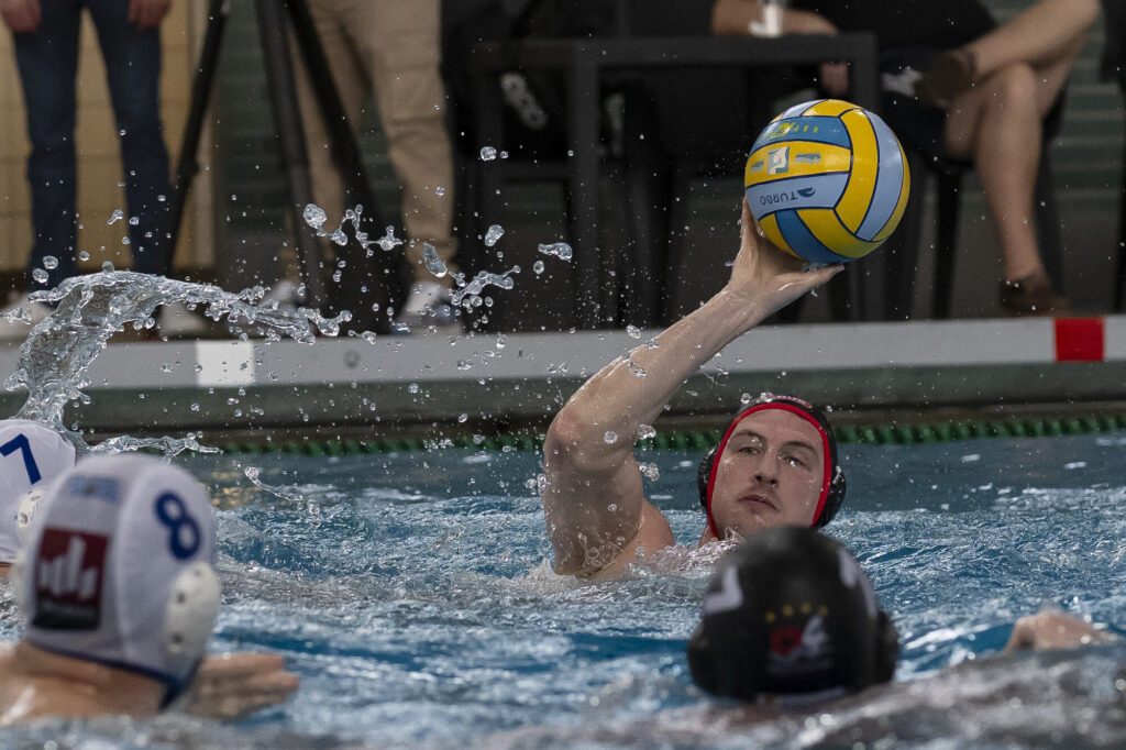 Wasserballer Marek Tkac von den Wasserfreunden Spandau 04 mit dem Ball im Bundesligafinale 2024 gegen Waspo 98 Hannover