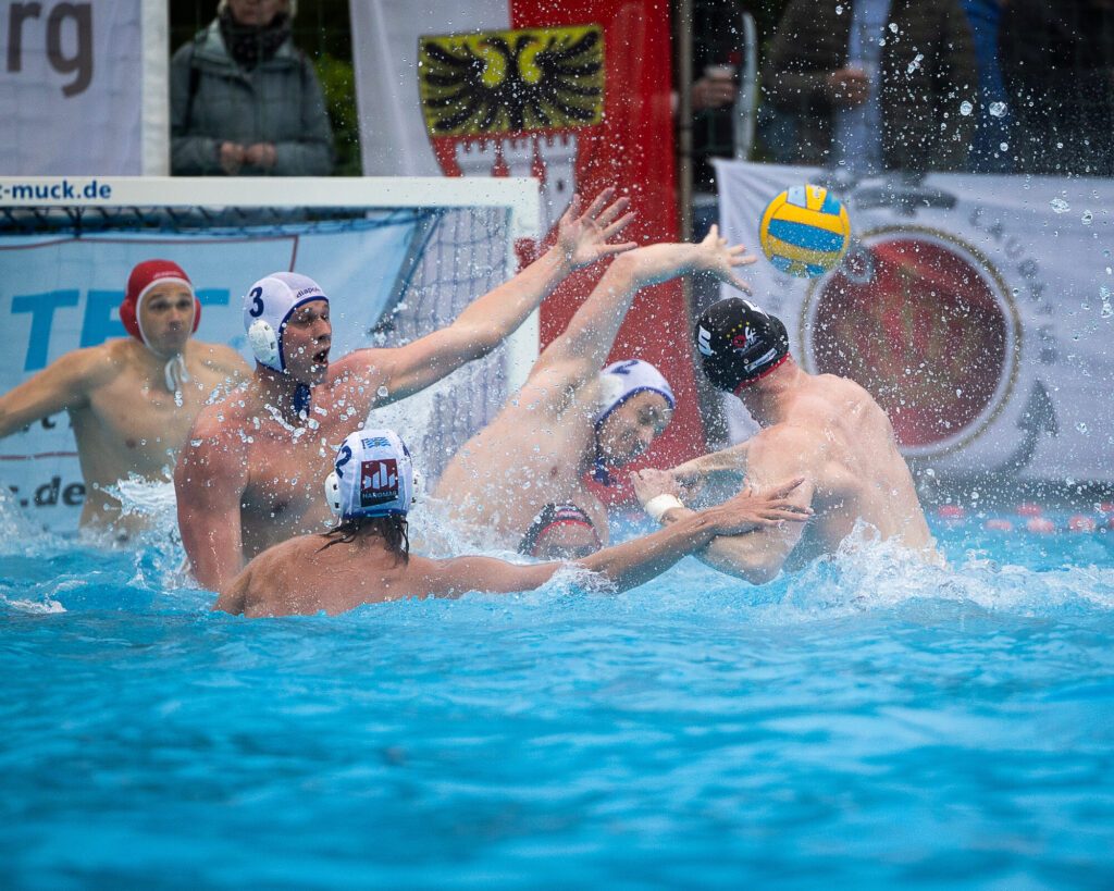 Spielszene aus dem Endspiel im DSV-Pokal der Männer im Wasserball 2024 zwischen Waspo 98 Hannover und den Wasserfreunden Spandau 04