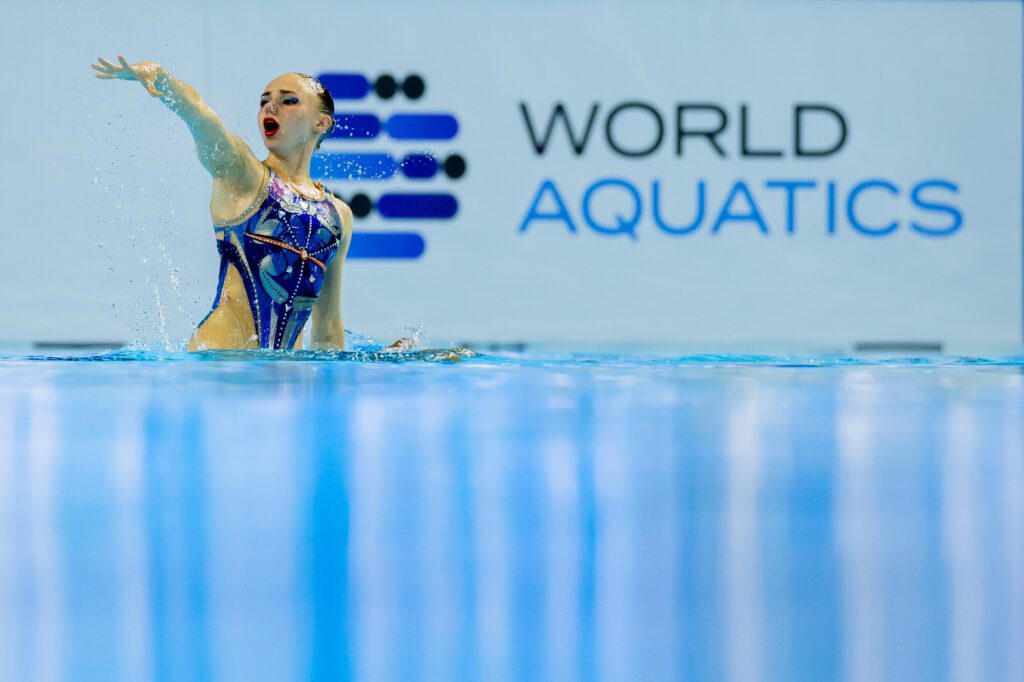 Synchronschwimmerin Klara Bleyer aus Deutschland schwimmt im Solowettbewerb bei der WM 2025 in Singapur