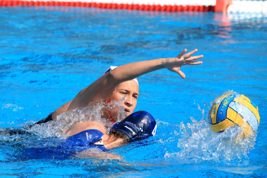 Spielszene aus dem Wasserballfinale 2025 in der Bundesliga der Frauen zwischen den Wasserfreunden Spandau 04 und dem SV Blau-Weiß Bochum