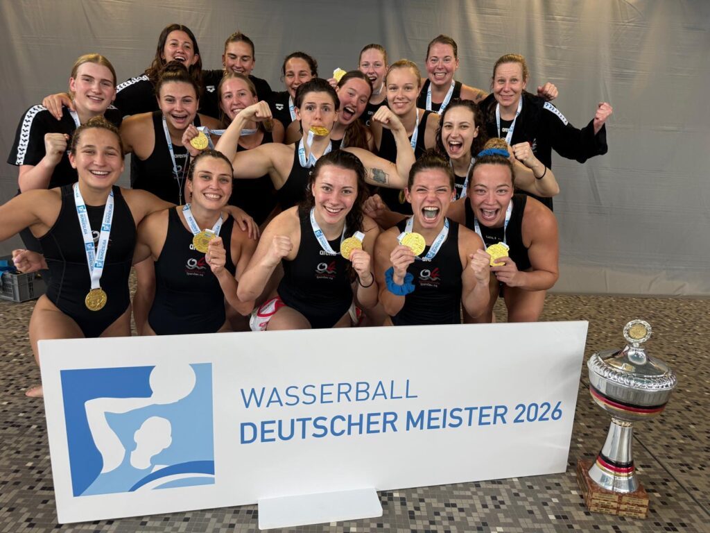 Das Meisterfoto der Wasserball-Freauen der Wasserfreunde Spandau 04 nach dem Gewinn der Deutschen Meisterschaft 2026