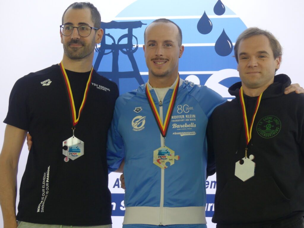 Masters-Schwimmer Stefano Razeto mit den weiteren Medaillengewinnern bei den Deutschen Kurzbahn-Meisterschaften der Masters