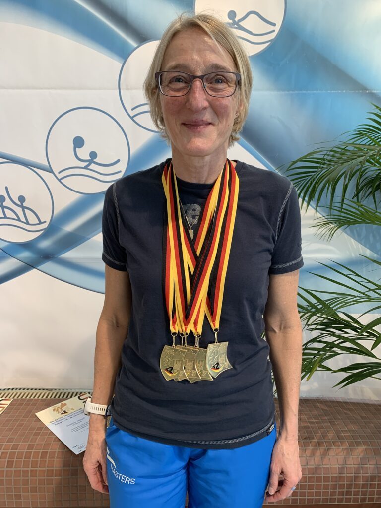 Masters-Schwimmerin Susanne Reibel-Oberle mit all ihren Medaillen von den Deutschen Masters-Meisterschaften 2024