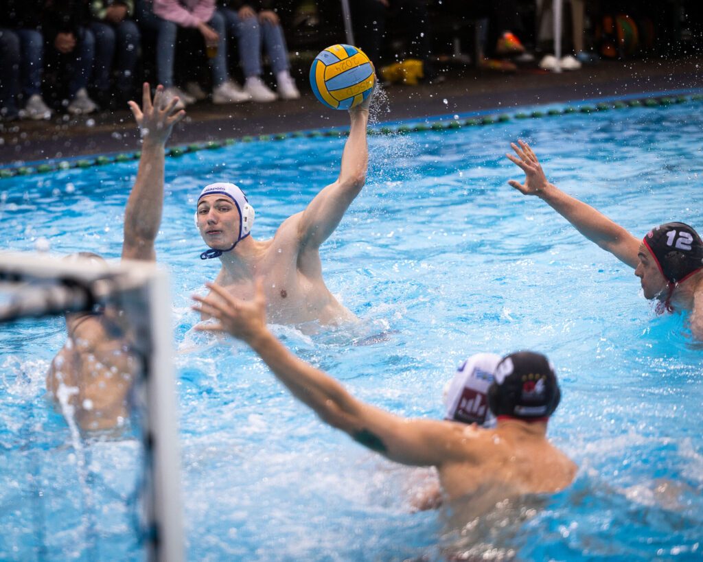 Spielszene aus dem Pokalfinale im Wasserball der Männer 2024 zwischen Waspo 98 Hannover und den Wasserfreunden Spandau 04