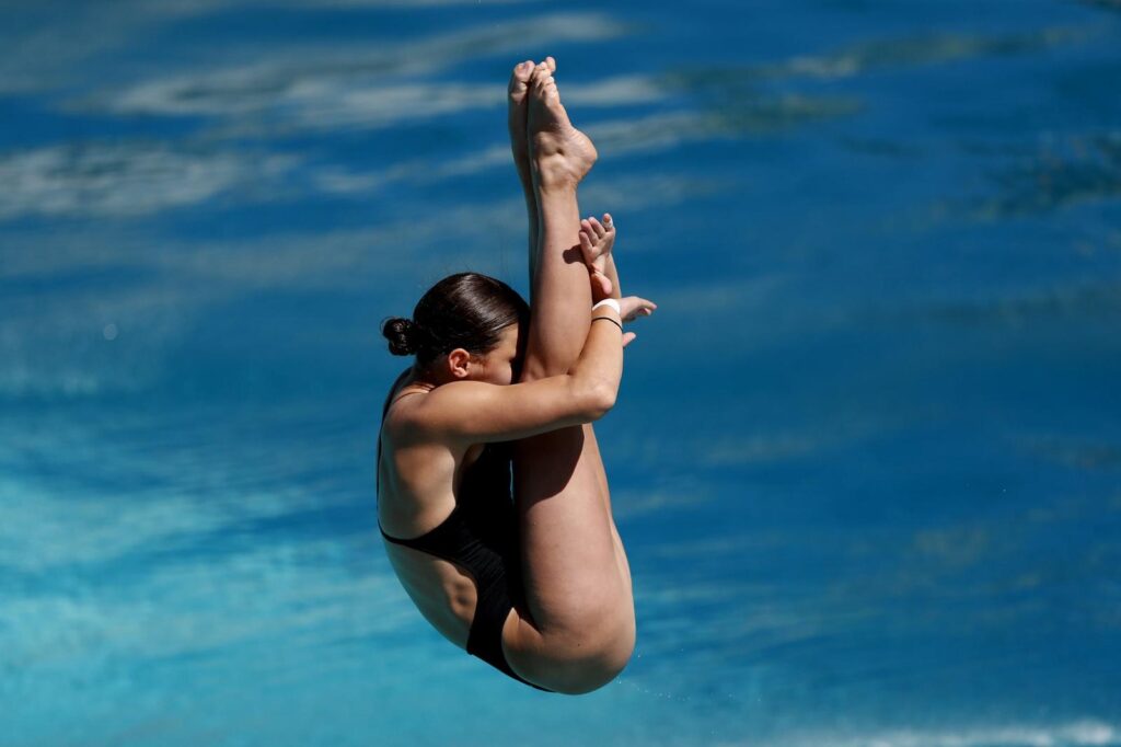 Wasserspringerin Nina Berger vom SV Neptun Aachen bei einem gehechteten Sprung