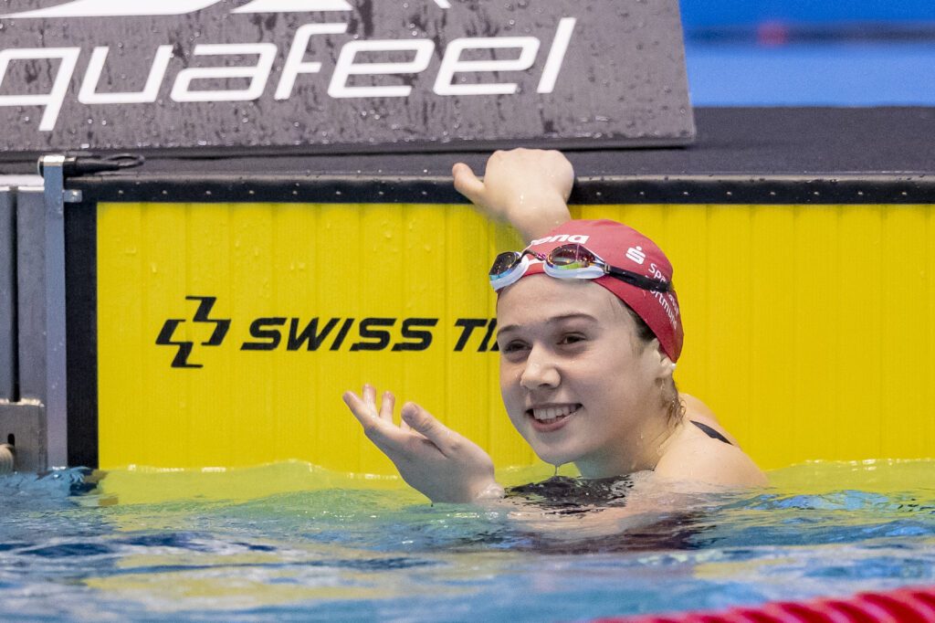 Schwimmerin Zarina Selimovic aus Dortmund freut sich nach ihrem Sieg über 100m Freistil bei den Deutschen Jahrgangsmeisterschaften 2026 in Berlin