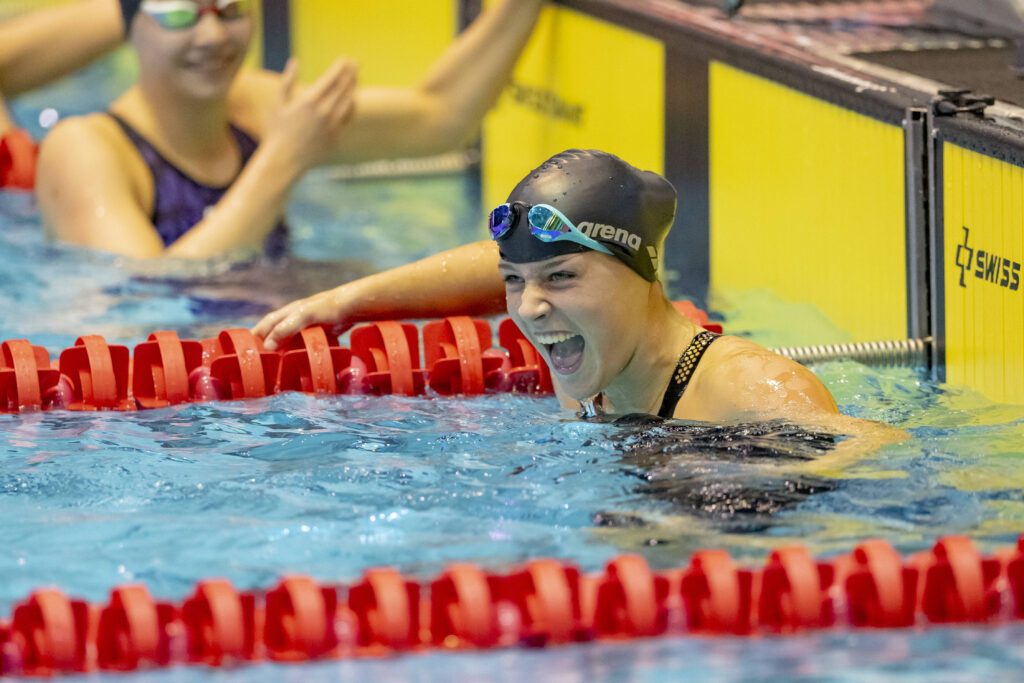Die Schwimmerin Lara Vandenhirtz aus Essen schreit ihre Freude über einen Sieg bei den Deutschen Jahrgangsmeisterschaften 2026 heraus