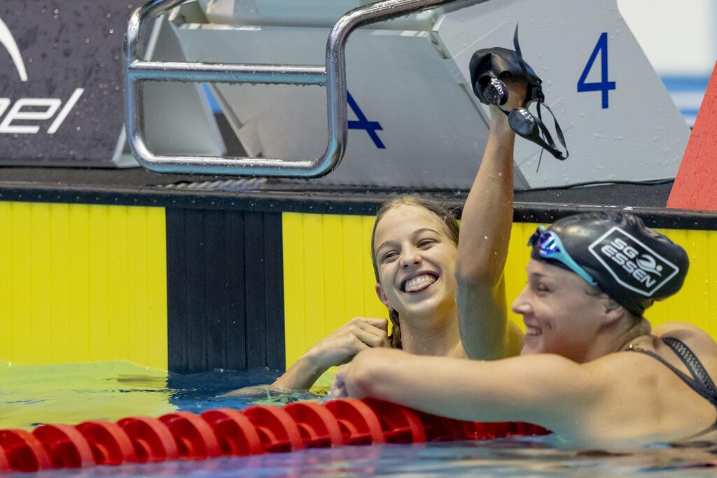 Schwimmerin Leonie Mau aus Schwedt reißt den Arm och und bejubelt ihren Jahrgangsrekord bei den Deutschen Jahrgangsmeisterschaften 2026 in Berlin