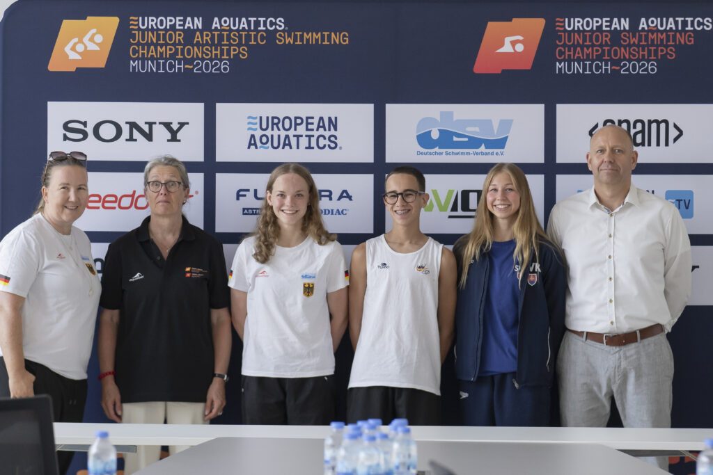 Gruppenbild bei der Pressekonferenz anlässlich der Junioren-EM im Synchronschwimmen 2026 in München: Bundestrainerin Stephanie Marx, Andida Bouma, Schatzmeisterin von European Aquatics, Johanna Karb aus Deutschland, Eneko Sanchez aus Spanien, Zofia Strapekova aus der Slowakei und DSV-Vorstand Leistungssport Christian Hansmann