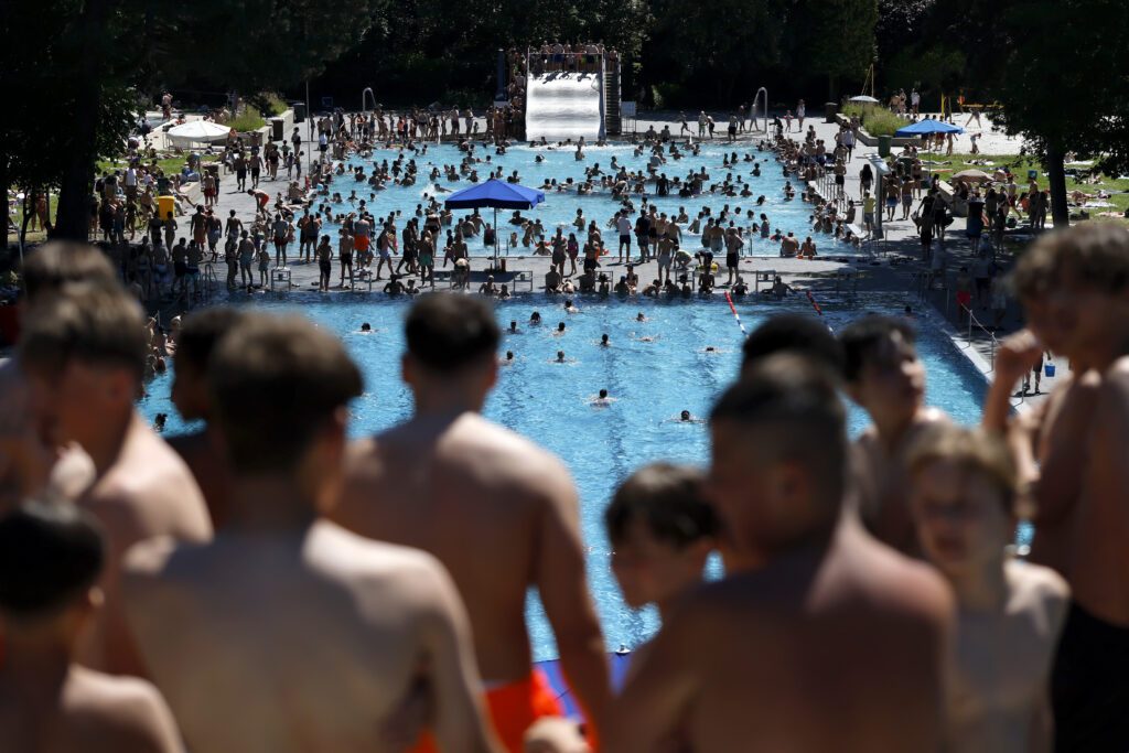 Im Kölner Stadionbad genießen Badegäste bei sommerlichen Temperaturen die Freibad-Saison. Das Rheinland ächzt unter heißem Wetter zu Pfingsten: Der Deutsche Wetterdienst warnt bereits vor Hitzegewittern. Köln, 25.05.2026