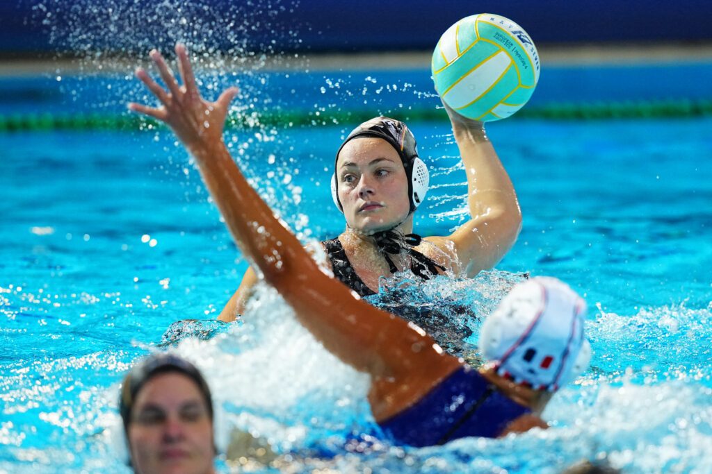 Wasserballerin Belén Vosseberg aus Deutschland wirft den Ball im EM-Spiel 2026 gegen Frankreich