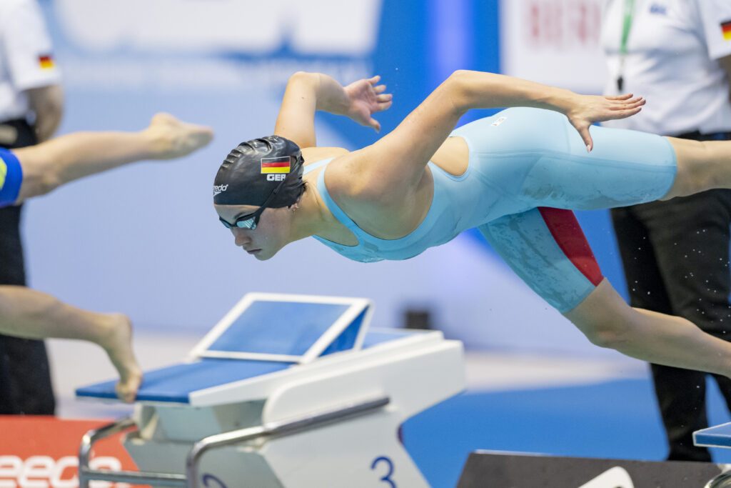 Die Dortmunder Schwimmerin Sydney Savannah Ferch beim Startsprung bei den Deutschen Jahrgangsmeisterschaften 2026 in Berlin