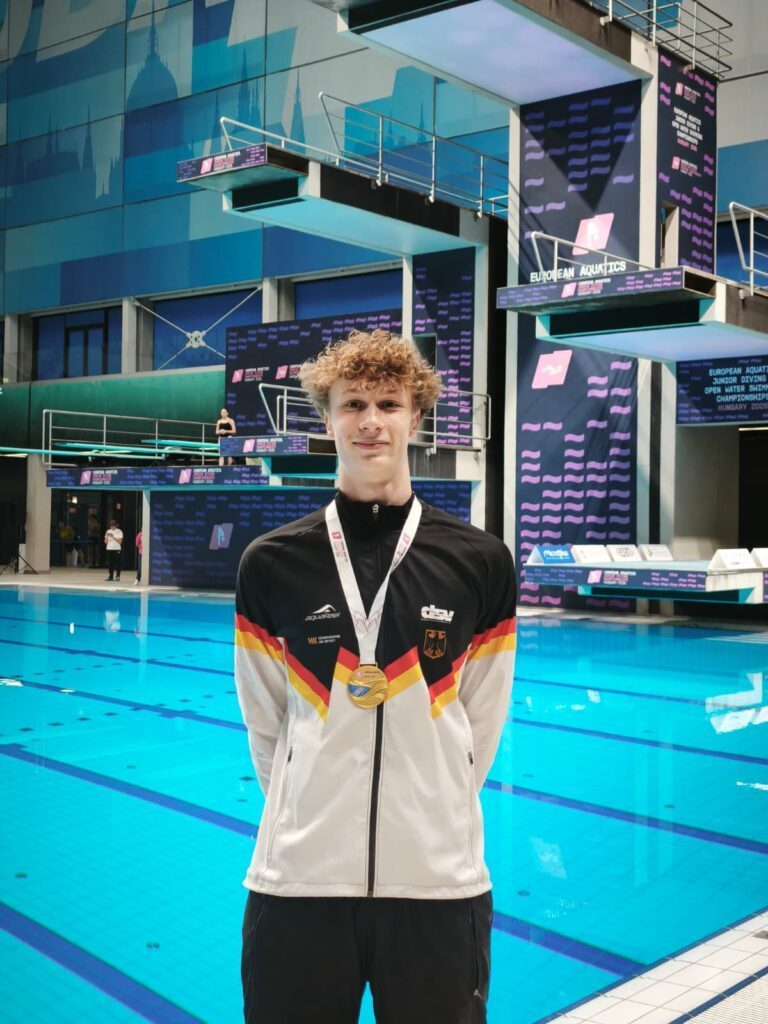Wasserspringer Finn Awe zeigt seine Goldmedaille vom 1m-Brett bei der EM der Junioren 2026 in Budapest